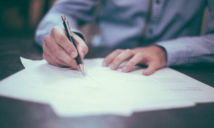Frais d’agence : peut-on mettre sa maison en vente dans plusieurs agences immobilières ? En cas de conflit entre les deux agences immobilières à qui le vendeur doit-il payer la commission ? Obligations du vendeur : l’agent immobilier peut-il se retourner contre le vendeur ? Quelle responsabilité ?